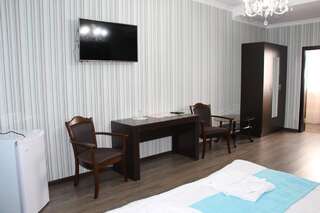 Отель Hotel Bukpa Караганда Люкс с кроватью размера «king-size»-1